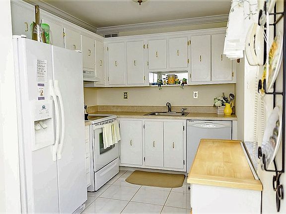 4th image of 109 Burgundy Dr #C