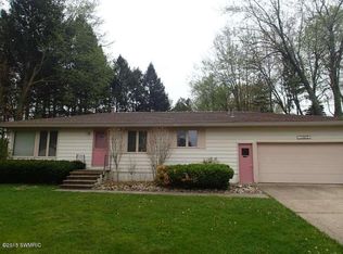 1069 Leroux Rd, Norton Shores, MI 49441