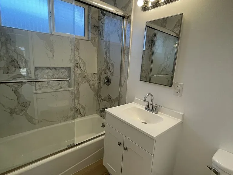 Van Ness Apartments — Photo 22