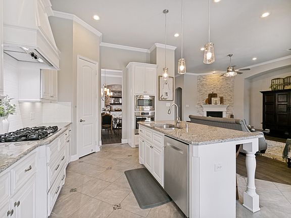 2nd image of 720 Hampshire Ct