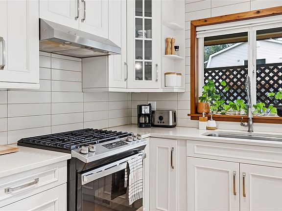 3rd image of 75 Sutton Rd