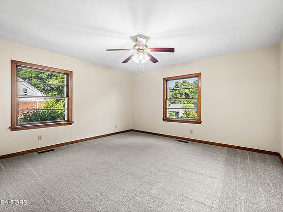 5th image of 308 Centeroak Dr