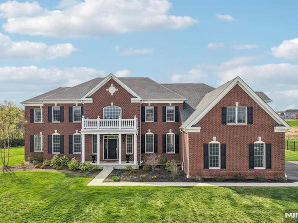 22 Woodmere Rd, Upper Saddle River, NJ 07458