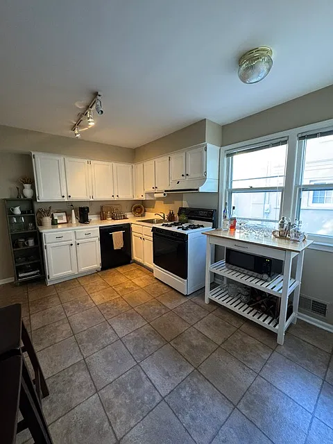 3 bed, 1035 sqft, $2,100 — Photo 2