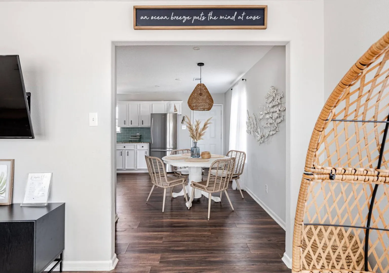 Cozy 2BR w/ King, 3 min to Beach — Photo 4