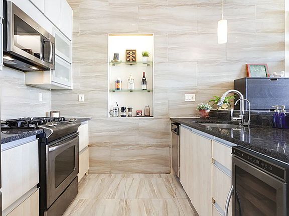 3rd image of 121 Kingsland Ave #4A
