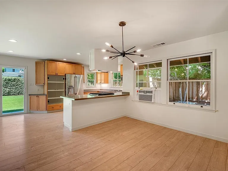 747 Northampton Dr — Photo 8