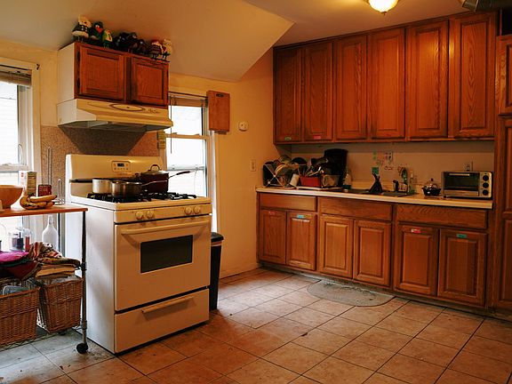 Kitchen (Cabinets & Range)