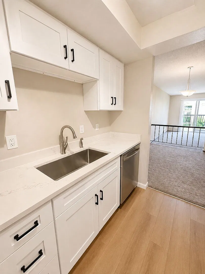 3bd/2ba Bellevue Condo — Photo 3