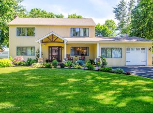 4 Manor Ln, Stony Brook, NY 11790
