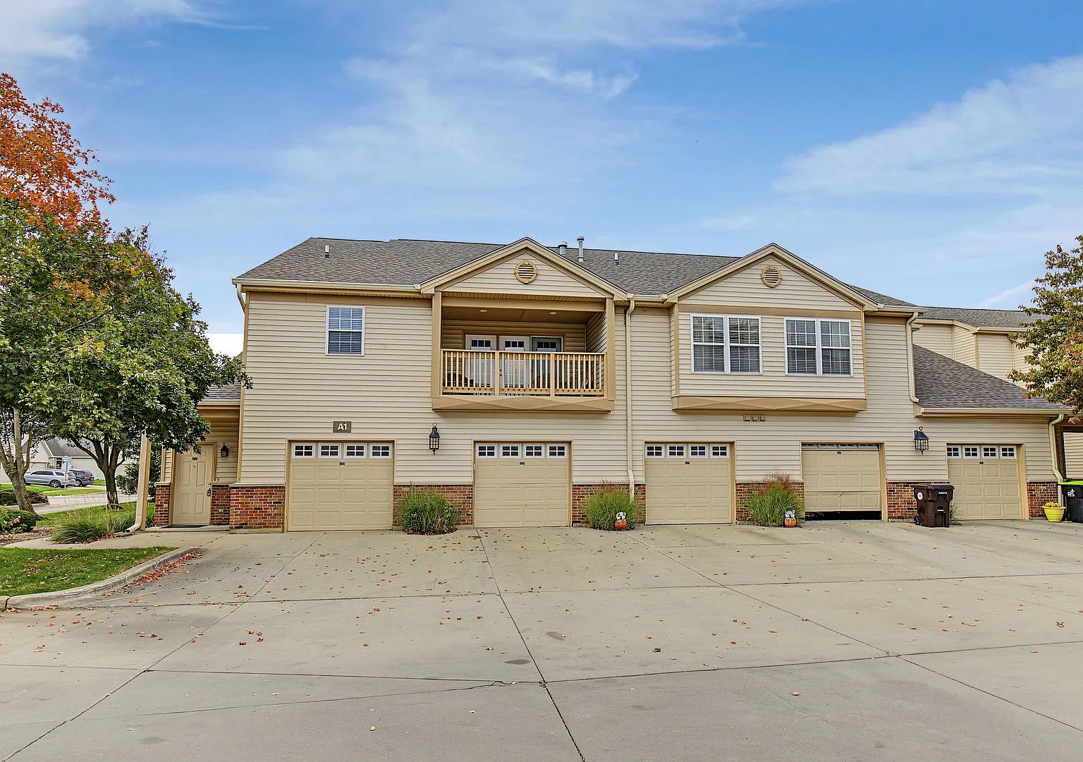 Beautiful 2nd-Floor Condo with Vaulted Ceilings, Private Balcony & Attached Garage — Photo 4