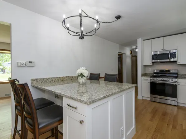 21300 Astolat DRIVE, Brookfield, WI 53045