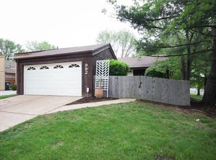 992 Huntington View Dr, Ballwin, MO 63021