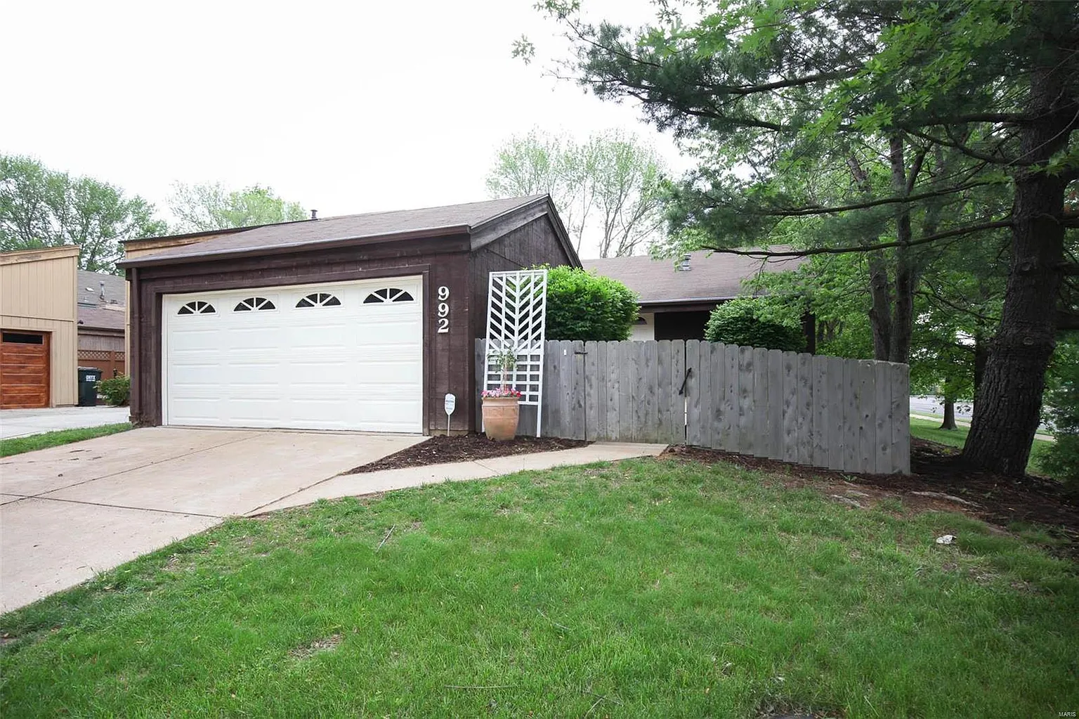992 Huntington View Dr photo 1