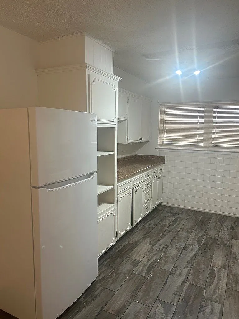 3 bed, 2.0 bath, 1226 sqft, $2,000 — Photo 3