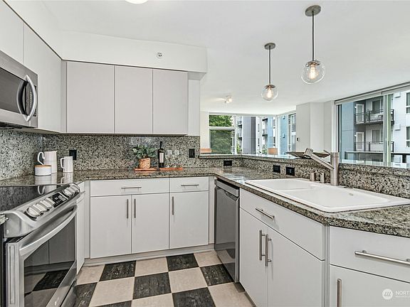 5th image of 1100 106 Avenue NE #202