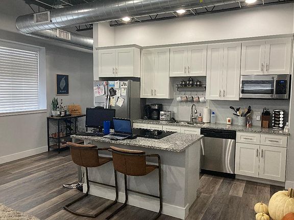 2nd image of 4650 Hampton Ave #15