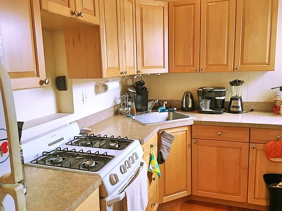3rd image of 592 Washington St APT 6