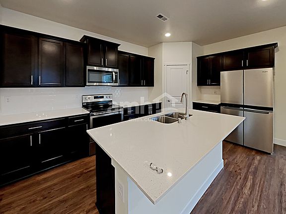 4th image of 123 Smith Dr