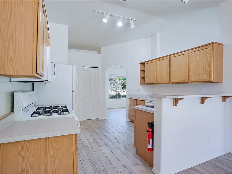 379 Badger Ct — Photo 12