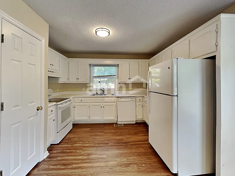 1300 Summit Point Ln — Photo 3