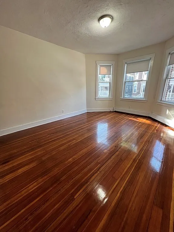 4 bed, 1.0 bath, 1000 sqft, $3,350 — Photo 4