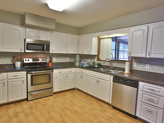 3rd image of 816 Banbury Dr