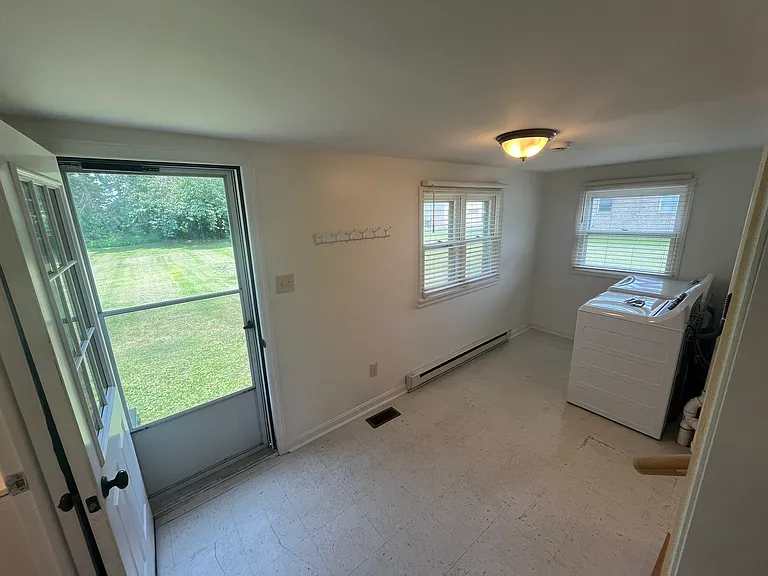328 Tyrone St — Photo 24