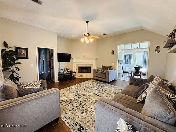 4th image of 100 Magnolia Way