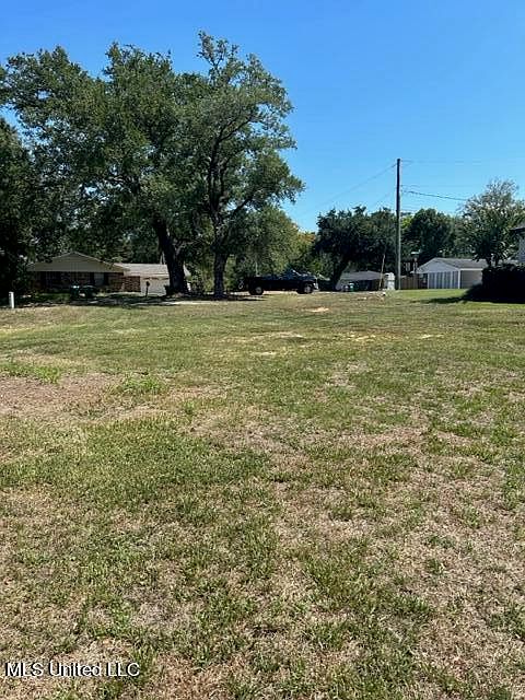 2nd image of 5 Hanging Oak Cir