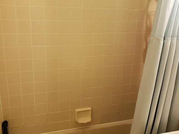 4th image of 125 Hempstead Gardens Dr APT K2d
