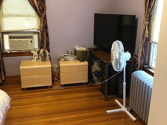 4th image of 17 Young St #17