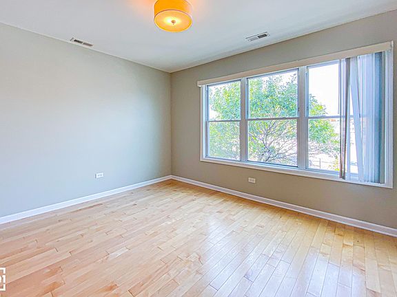 3rd image of 2078 N Milwaukee Ave #1