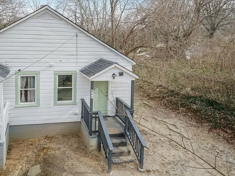 647 Arch St — Photo 1