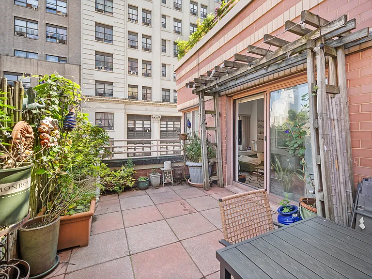 350 W 50th St #6U — Photo 2