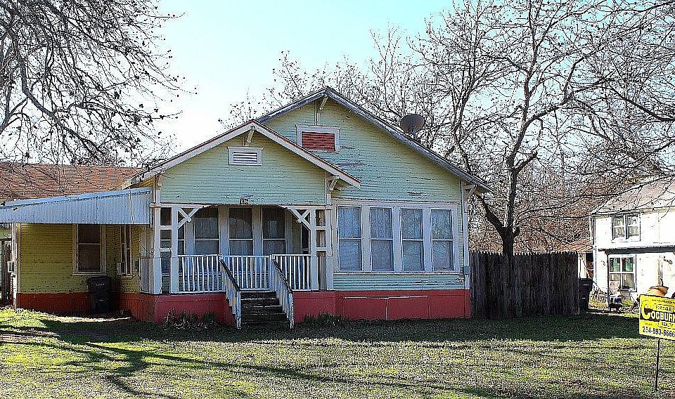 1st image of 216 E Oak Ave