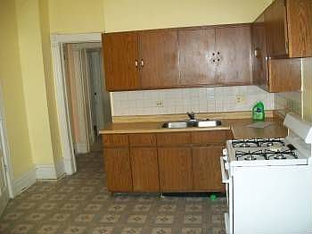 5th image of 2420 W Belle Plaine Ave #2