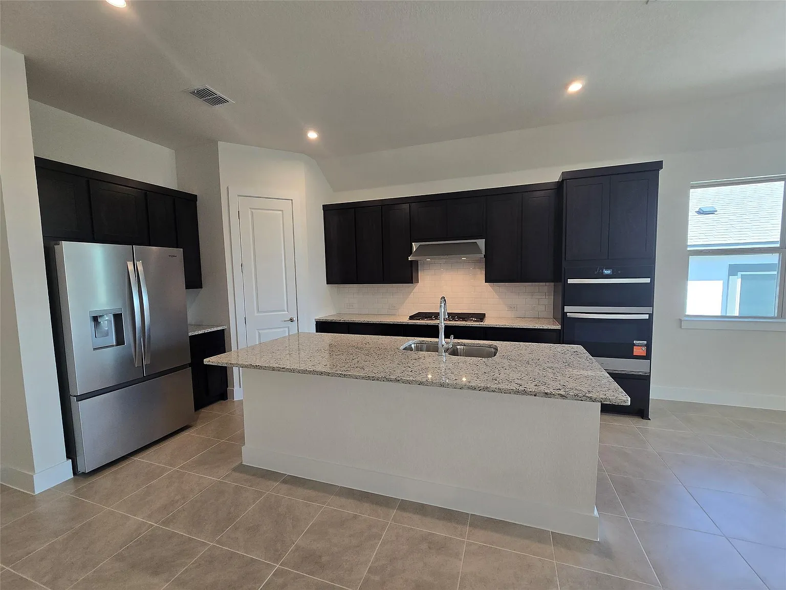 3 bed, 2.5 bath, 1933 sqft, $2,900 — Photo 3