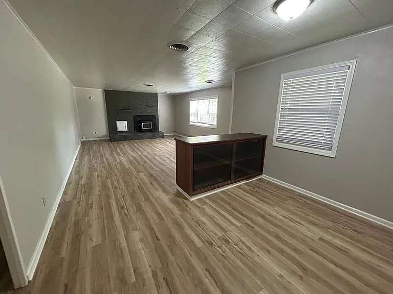 1824 E Kanesville Blvd — Photo 8