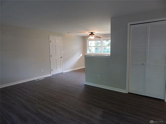 5th image of 35 E Elmwood Dr