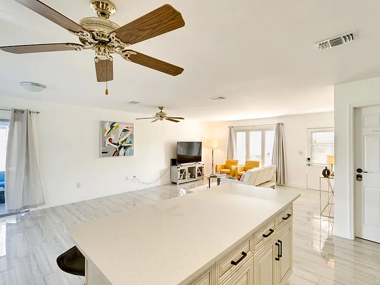 5201 Forbes Ter — Photo 3