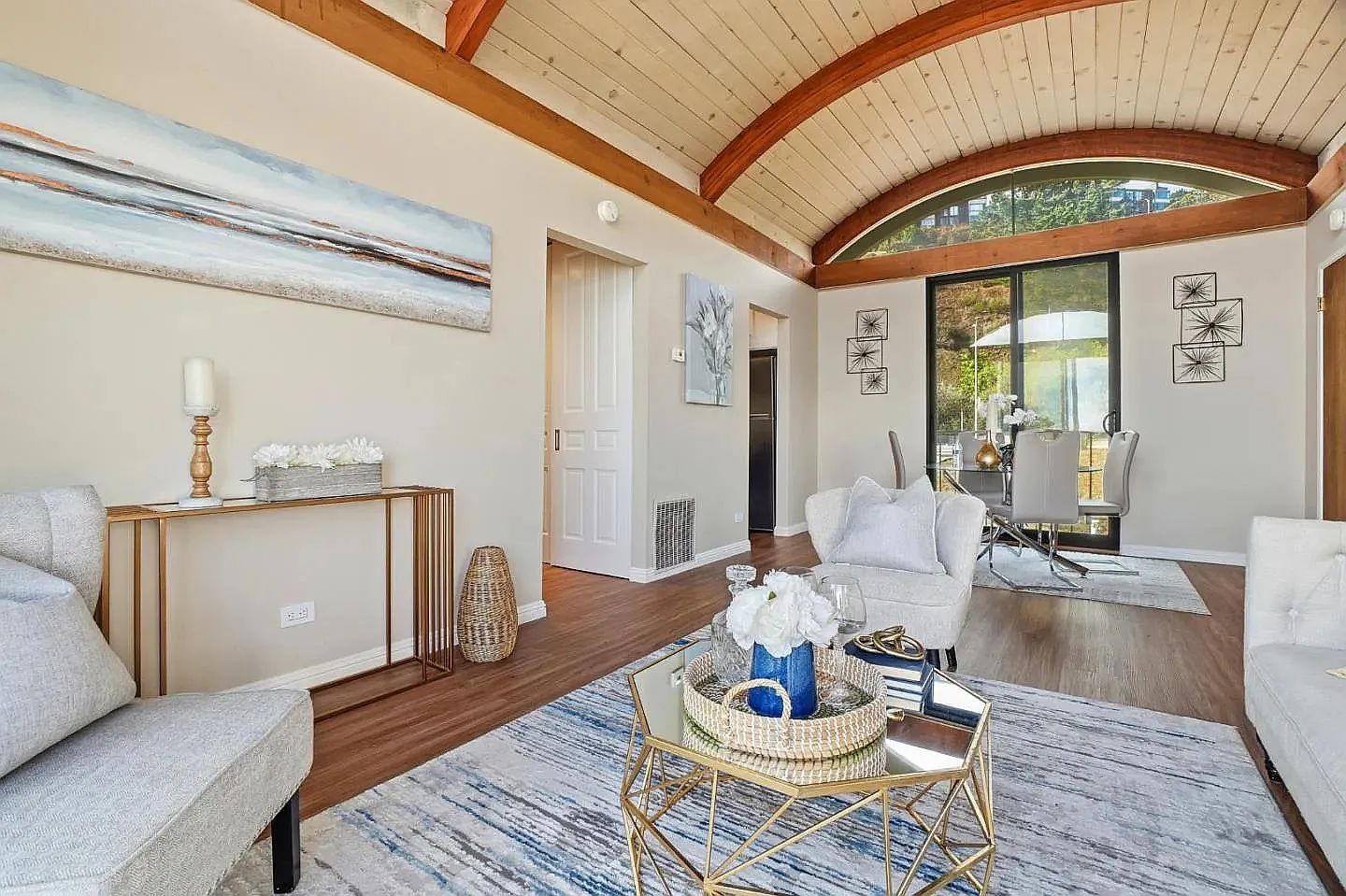 Stylish 2BR Condo with Parking on Diamond Street — Photo 4