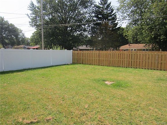 4th image of 52 Bayberry Ave