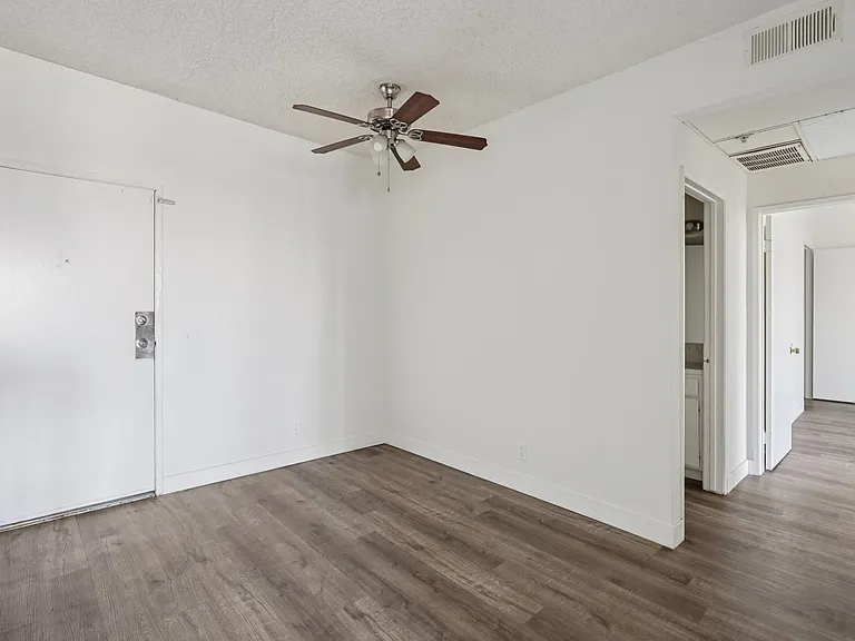 11657 Oxnard Str. — Photo 6