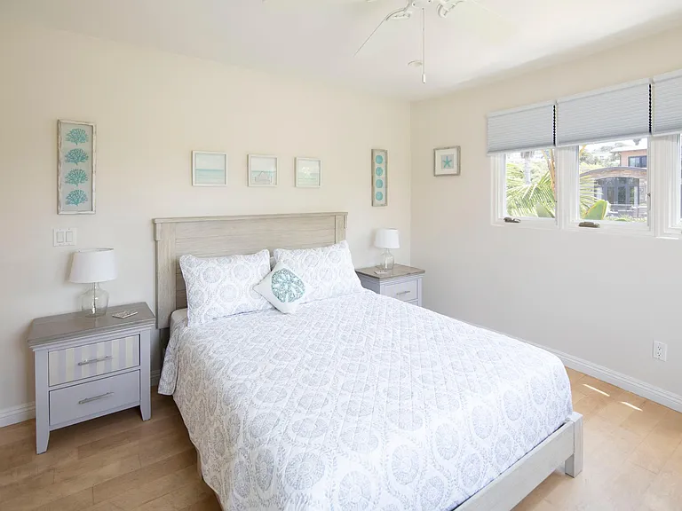 Secondary bedroom with queen bed, TV and plenty of space to live