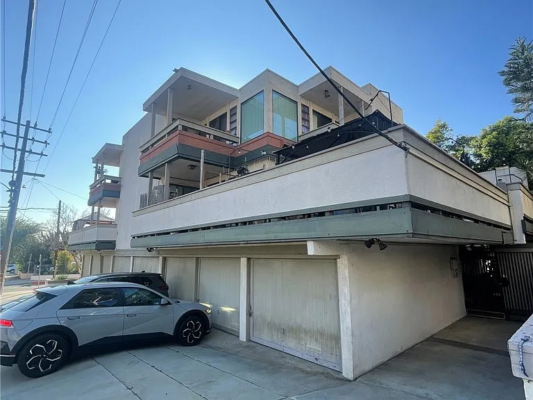 2575 E 19th St #17 — Photo 3