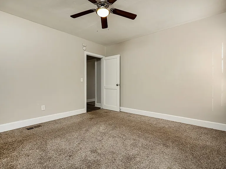 566449_025_bedroom_13556960.jpg
