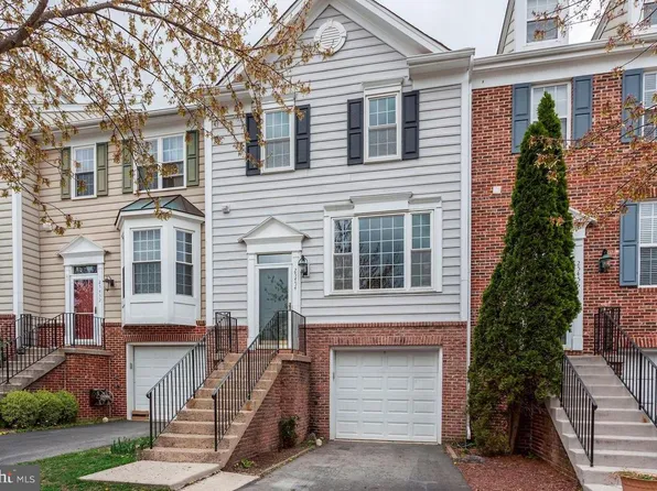 25454 Upper Clubhouse Dr, Chantilly, VA 20152