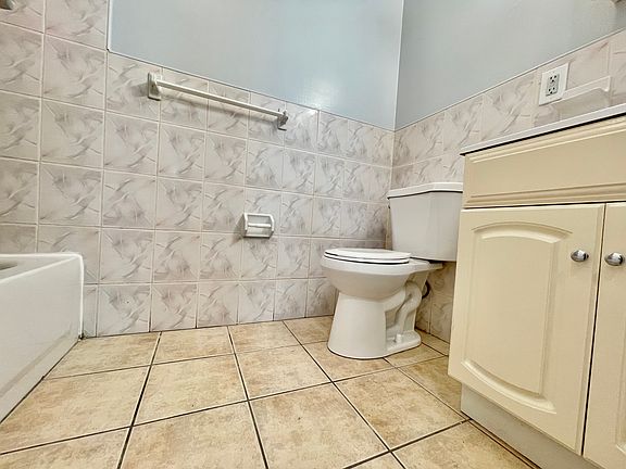 3rd image of 458 Bergen Ave #2E
