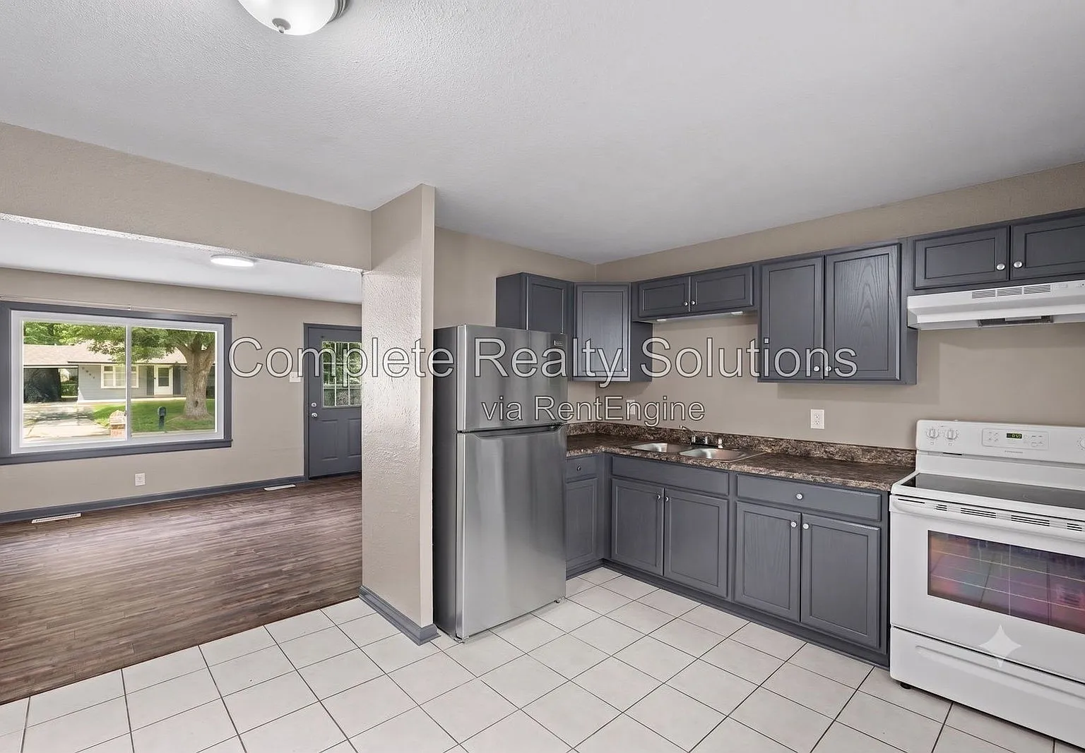 3 bed, 1.0 bath, 912 sqft, $1,200 — Photo 3